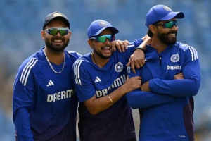 Gavaskar Calls for Kuldeep Yadav's Inclusion in Second Test, Questions Thakur's Performance