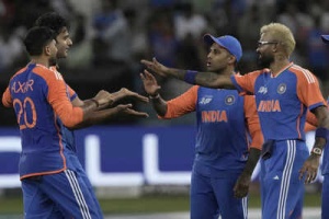 Asia Cup Showdown: Pakistan Coach Hesson Downplays Spin Threat from India's Kuldeep, Chakravarthy
